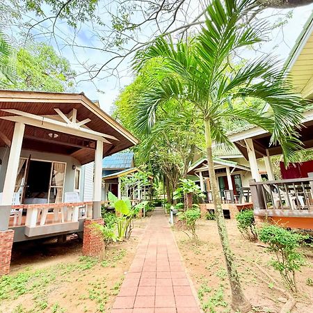 Lanta Palm Beach Resort , Beach Bungalow - Ko Lanta Buitenkant foto